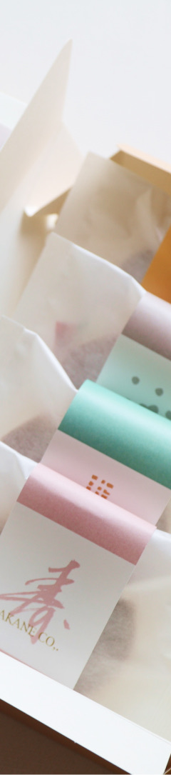 「寿」の帯紙を巻いた個包装の和菓子
