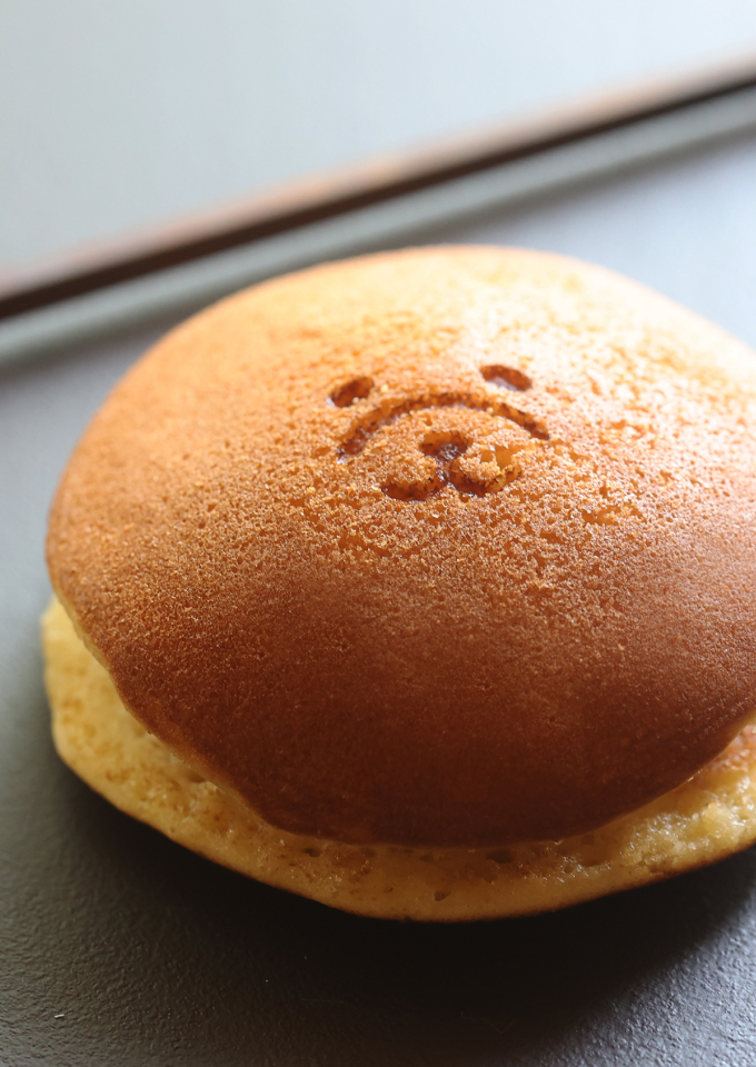 茜庵の焼印を押したどら焼き