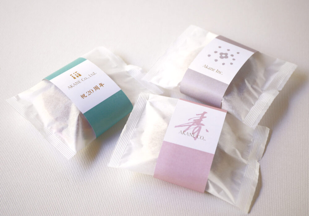 オリジナルデザインの帯を巻いた個包装の和菓子3点