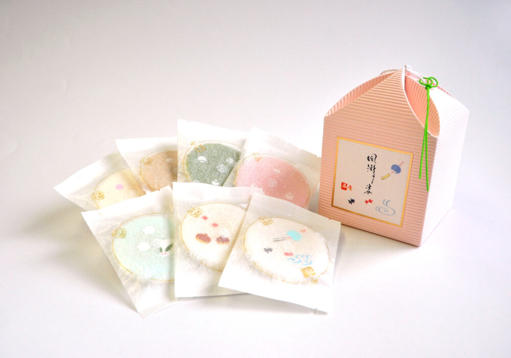 オリジナルシールを貼った干菓子の個包装と小箱