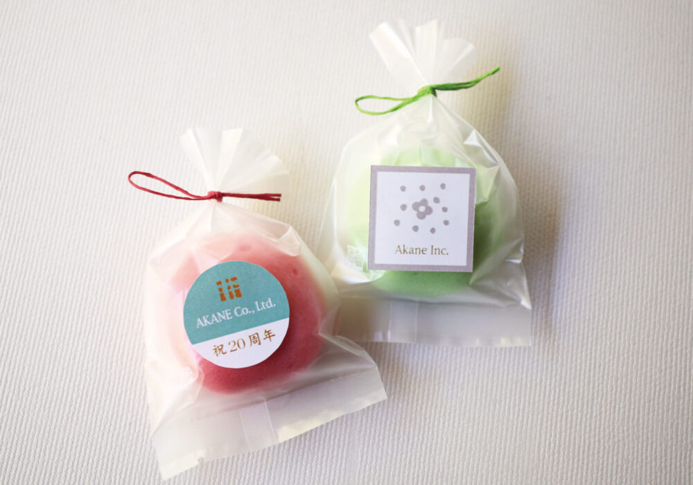 オリジナルシールを貼り、紐で結んだ個包装の和菓子2点