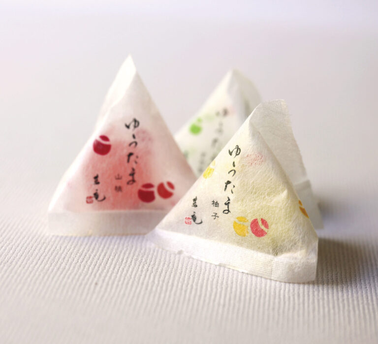 三角に包んだ一口菓（ゆうたま）2個