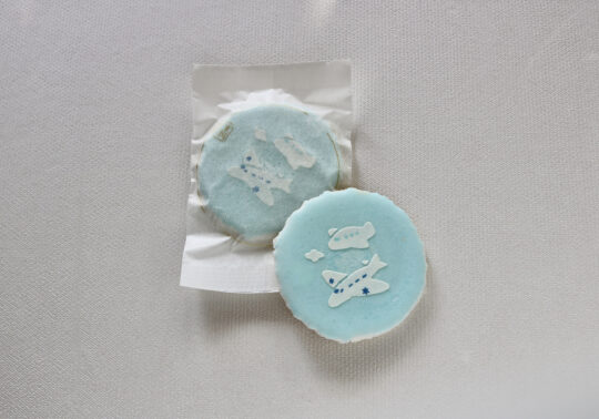 オリジナルデザインをあしらった、水色の個包装の和菓子