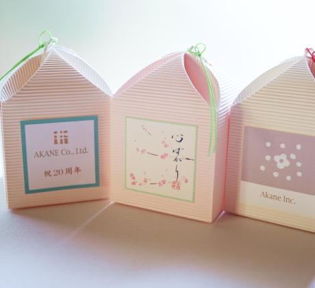 オリジナルデザインの小箱に詰めた和菓子