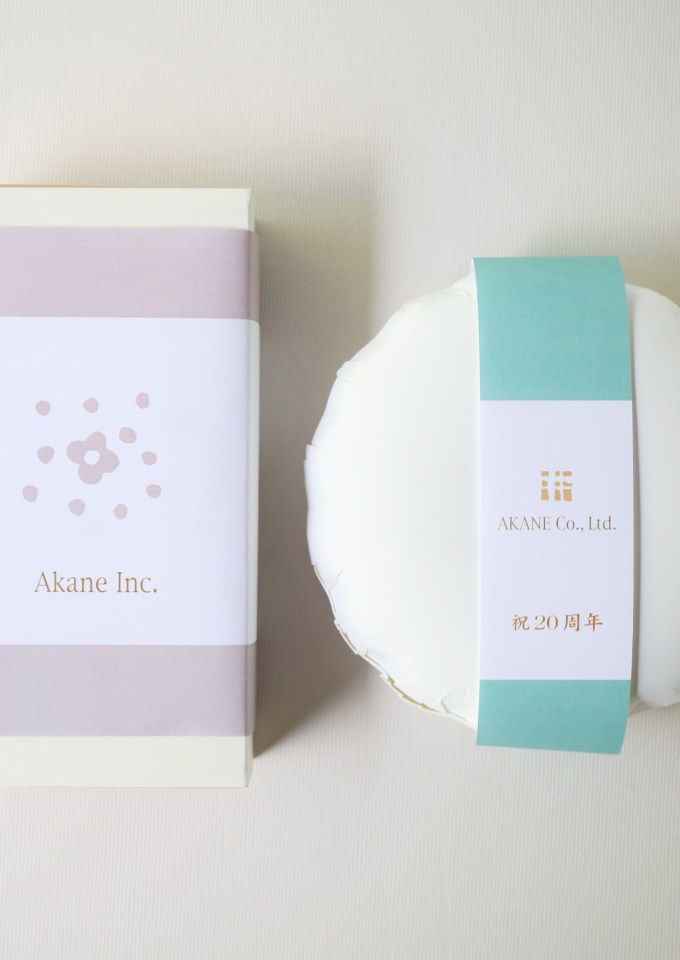 オリジナルデザインのラベルを添えた個包装の和菓子と化粧箱